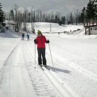 Ob startno-ciljnem prostoru tekaškega centra na Vojskem  so 
namesto prejšnjega utesnjenega    dogradili sodoben večnamenski 
objekt.