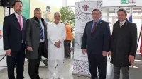 Ob obeležitvi 30-letnice delovanja porodnišnice v novi stavbi so se srečali (z leve): predsednik sveta zavoda Uroš Petohleb, pivški 
podžupan Boris  Rebec, v. d. direktorja Aleksander Merlo, minister Samo Fakin in postojnski župan Igor Marentič. 

