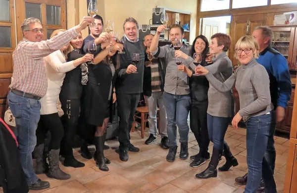 Škabarjeva ekipa je  na domačiji Širca Kodrič  v Godnjah nazdravila zmagi v drugem krogu.