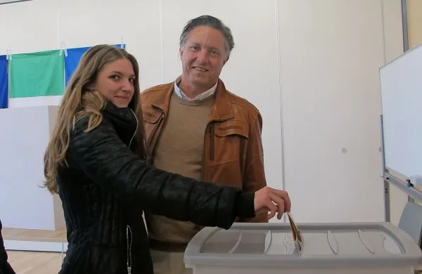 Glasovnico oddala hčerka Evgenija Komljanca Kaja. 