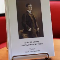 Knjiga odpira okno v življenje 
družine Danila Lokarja.  