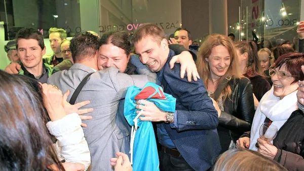 Spontan objem vodilnega trojčka Goriška.si Simona Rosiča, Luke 
Manojlovića in novega župana Klemna Miklaviča (z leve). 