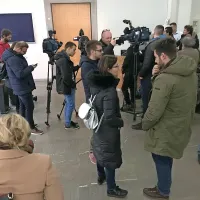 Pred pisarno OVK v koprski občinski stavbi, kjer bodo prešteli 
glasove županskih volitev, ki so prispeli po pošti, novinarji čakajo 
pred zaprtimi vrati.