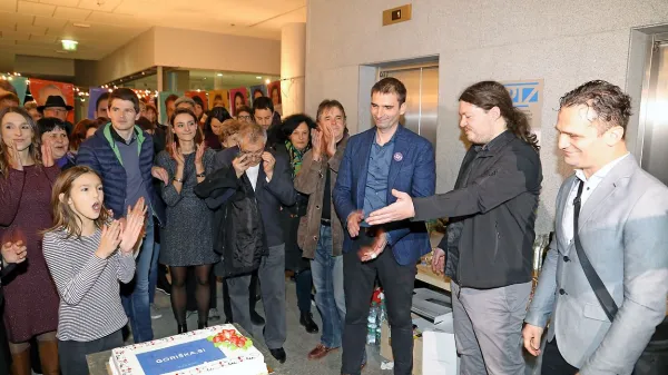 Goriška.si z novim županom Miklavičem (tretji z desne) je 
predsinočnjim praznovala, zdaj se začenja oblikovanje zavezništev. 