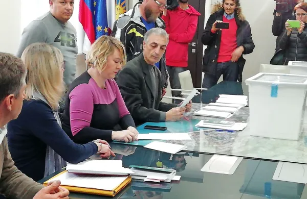 Po štetju glasov, prispelih po pošti, se je izkazalo, da je Aleš Bržan 
premagal Borisa Popoviča za sedem glasov.