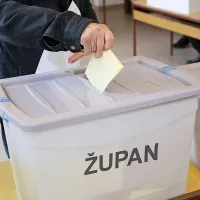 Zaradi neujemanja so šestkrat šteli glasovnice