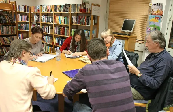 Tečaj kreativnega pisanja v Lavričevi knjižnici vodi pisatelj in pesnik Bojan Bizjak (desno). 