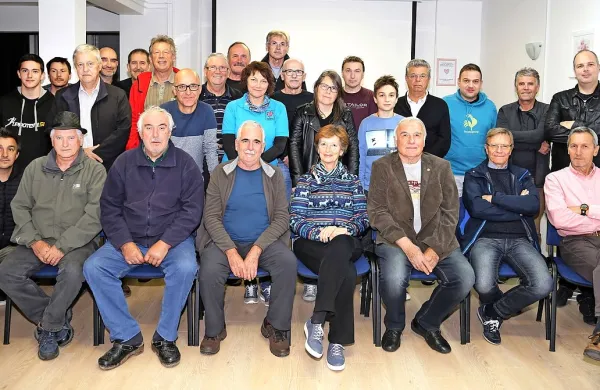 Foto klub   danes povezuje  46 članov - dobra polovica   je tako pogledala v fotografski  objektiv. 