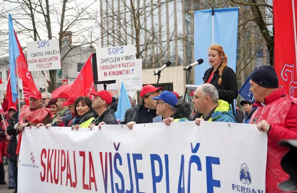 Na protestnem shodu tudi pozivi proti odpovedi kolektivnih pogodb