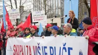 Na protestnem shodu tudi pozivi proti odpovedi kolektivnih pogodb