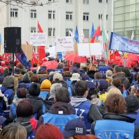 Na protestnem shodu tudi pozivi proti odpovedi kolektivnih pogodb