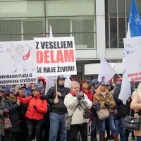 Na protestnem shodu tudi pozivi proti odpovedi kolektivnih pogodb