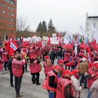 Na protestnem shodu tudi pozivi proti odpovedi kolektivnih pogodb