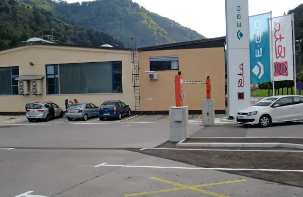 Spar je naredil izjemo in Cerknemu zasnoval trgovski center v 
podobi značilnega kozolca, a je Eta vse skupaj že drugič grdo 
zapletla. Poleti se je izrekla za trgovski center, potem pa je zahteve 
okrog skupnega uvoza zapletla do popolne nerazumljivosti.