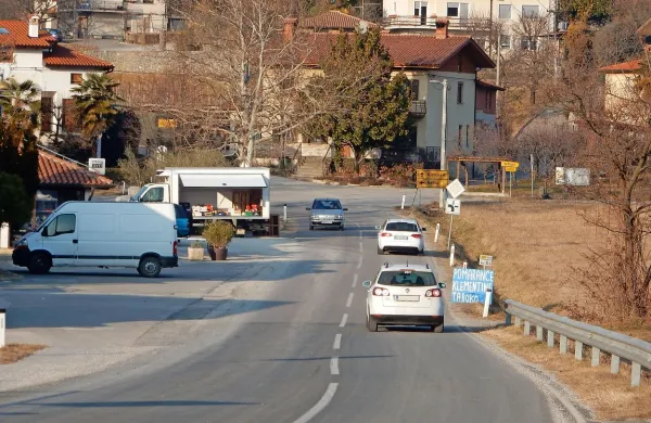 Pri Agrarii bodo najprej na novo uredili  del državne  ceste od mosta čez Reko do križišča pri Drnovku.