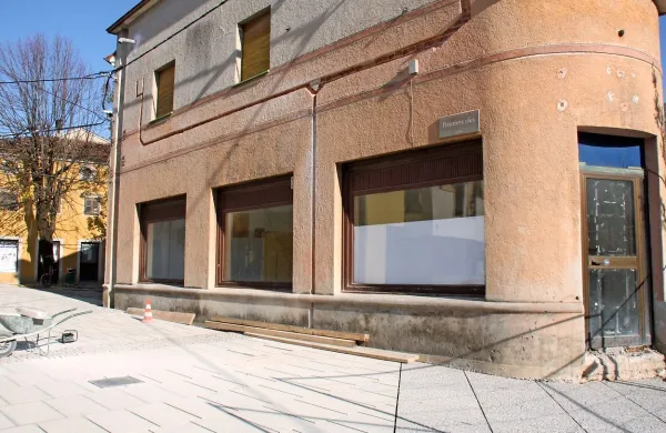 TIC Ajdovščina se bo vrnil v središče mesta, prostore bo dobil v
nekdanji prodajalni čevljev.