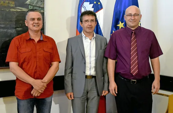 Nekdanji  minister Boris Koprivnikar (v sredini)  s sindikalistoma 
Radivojem Uroševičem (levo) in Zoranom Petrovičem (desno) 