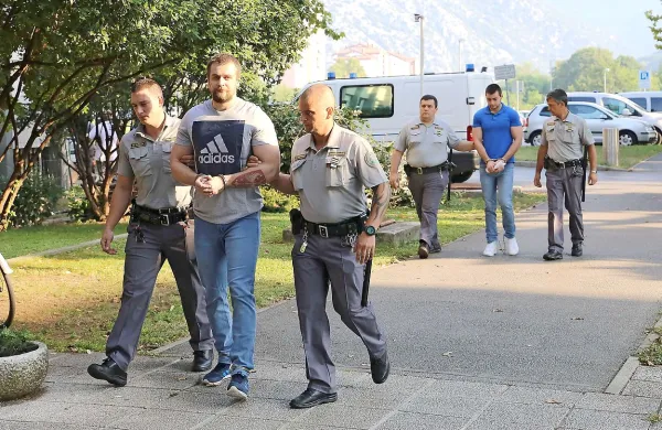 

Miroslav R. (spredaj) in Jovan P.  (zadaj med pravosodnima 
policistoma) sta na sojenju  naštevala pravice, ki so jima bile 
kršene ob prijetju in na zaslišanju.