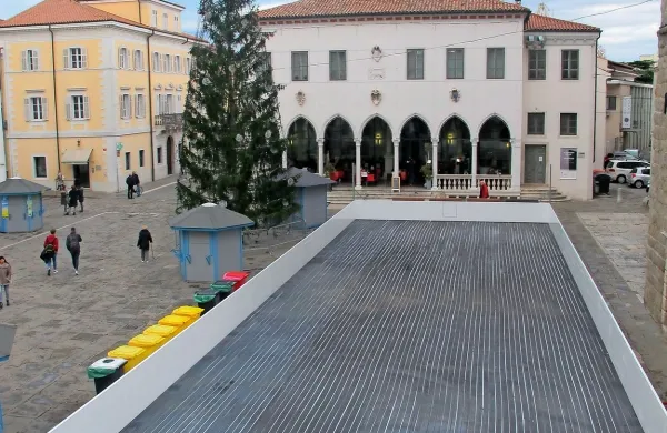 Drsalna ploskev na Titovem trgu je pripravljena, ledu le vreme ni 
naklonjeno. 