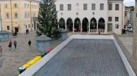Drsalna ploskev na Titovem trgu je pripravljena, ledu le vreme ni 
naklonjeno. 