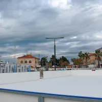 Prvo drsališče je nastalo ob Pristaniški ulici in mu odjuga ne more 
do živega.