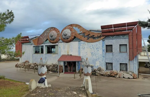 Diskoteko so odprli leta 1995. Pravljični ambient je zasnoval  
priznani italijanski arhitekt Gianni Gavioli, z diskoteko je najprej 
upravljala družba Evolution.  