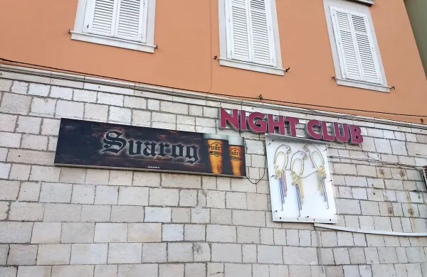 Po obtožbi naj bi družinski posel vodili tudi v nočnem klubu Tri 
papige. 