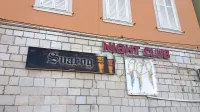 Po obtožbi naj bi družinski posel vodili tudi v nočnem klubu Tri 
papige. 