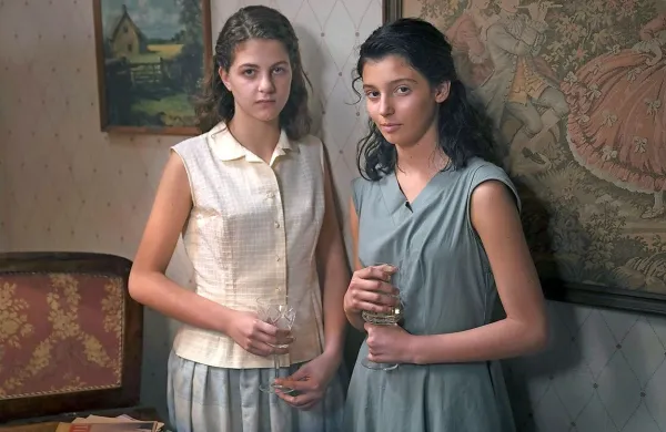 Margherita Mazzucco (levo) kot Elena in Gaia Girace kot Lila sta se 
v Genialni prijateljici prvič preizkusili pred filmsko kamero.