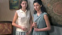 Margherita Mazzucco (levo) kot Elena in Gaia Girace kot Lila sta se 
v Genialni prijateljici prvič preizkusili pred filmsko kamero.