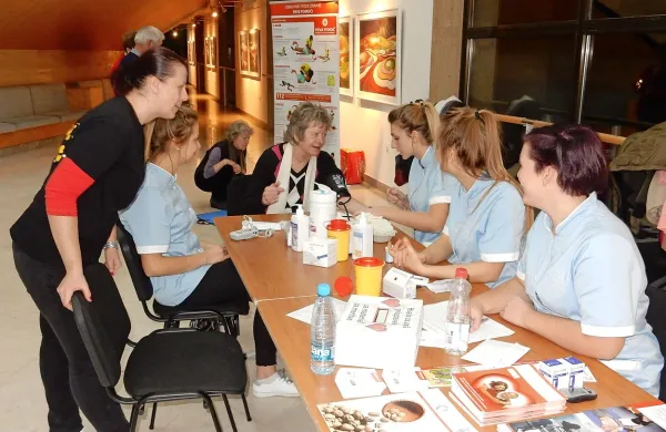 Pri izvajanju preventivnih zdravstvenih meritev so v sredo pomagale tudi dijaki nje  postojnske zdravstvene šole.