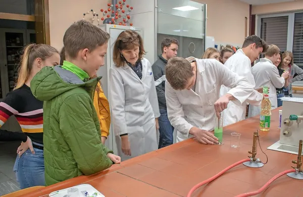 Devetošolcem so v laboratoriju  predstavili več zanimivih kemijskih poskusov. 