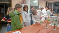 Devetošolcem so v laboratoriju  predstavili več zanimivih kemijskih poskusov. 