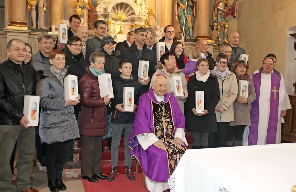 V dekaniji Idrija-Cerkno so se na prvo adventno nedeljo v spremstvu škofa dr. Jurija Bizjaka napotili 
proti misijonu in iskanju pristne ljubezni.