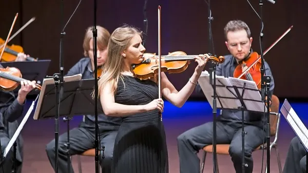 Na odru Kulturnega doma Nova Gorica  je s Komornim godalnim orkestrom Slovenske filharmonije 
nastopila  Nika Toškan, obetavna  mlada violinistka iz Kubeda.