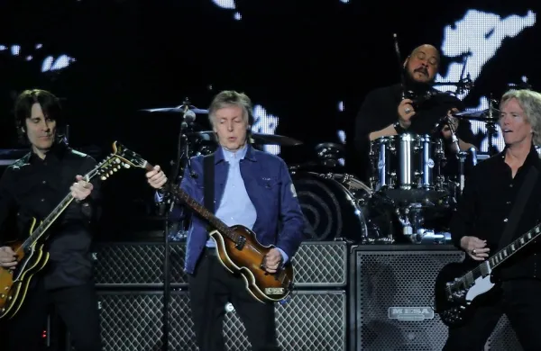 Paul McCartney (v sredini) na turneji Freshen Up dolge, energične in dodelane koncerte niza z izvrstnim bendom.  