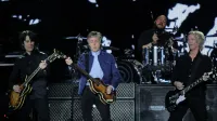 Paul McCartney (v sredini) na turneji Freshen Up dolge, energične in dodelane koncerte niza z izvrstnim bendom.  