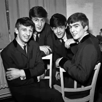 Beatli v zaodrju na začetku svoje poti leta 1962 (z leve): Ringo Starr, John Lennon, Paul 
McCartney in George Harrison 


