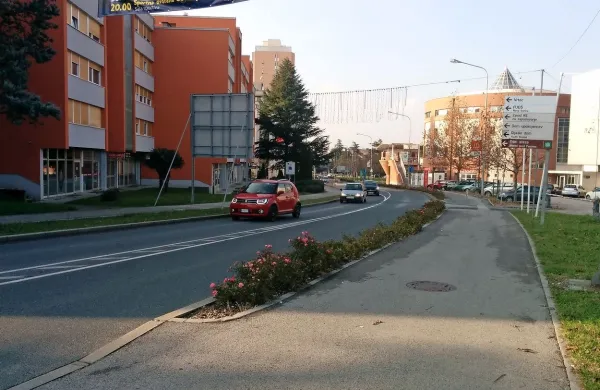 Nepripetega delavca, ki je postavljal lučke na ulici, je po trku v košaro vrglo na cesto.