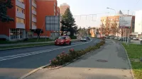 Nepripetega delavca, ki je postavljal lučke na ulici, je po trku v košaro vrglo na cesto.