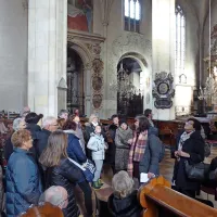 V stolnici so vsi prisluhnili vodnici Zdenki Kompare (z vijoličastim  
šalom), ki sodeluje s turistično in prevozno  agencijo Nomago.  