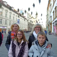 V Gradcu sta bili tudi  11-letna Maja Galinec iz Ankarana in dve leti 
mlajši Leon Može z Debelega rtiča (pospremili sta ju Zlatka Galinec 
in Silvana Šavron iz Izole). Njemu je bila najbolj všeč bela 
čokolada, njej,  “nori na čokolado”, pa  karamelna.    