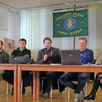 Na okrogli mizi so spregovorili o aktualnih vprašanjih iz sveta 
čebelarstva. Na njej so spregovorili (od leve proti desni) Tomaž 
Berce iz Zavoda za gozdove Slovenije, podpredsednik in predsednik Čebelarske zveze Slovenije Aleš Rodman in Boštjan Noč in 
podpredsednik domačega društva Zorko Šabec, povezovala pa jo 
je Anja Hofman. 