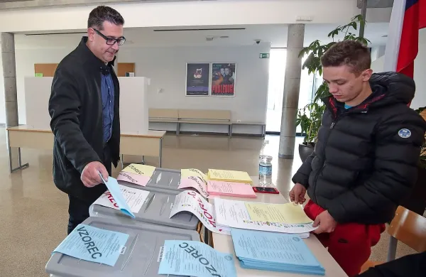 Aleš Bržan med oddajo glasovnice v prvem krogu volitev.