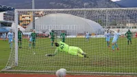 Tako je Uroš Celcer  z močnim in natančnim strelom premagal Olimpijinega vratarja Nejca Vidmarja iz enajstmetrovke.