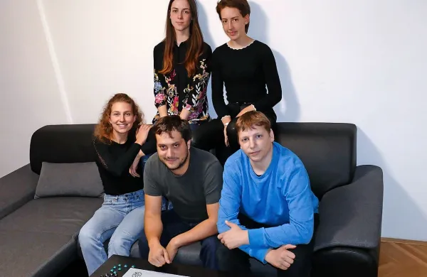  Ekipo Blue Ice so sestavljali (z leve)  Ula Valentič, Eva Pincin, 
Alenka Skvarč, Matija Gašpar in Luka Andolšek.