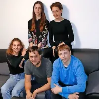  Ekipo Blue Ice so sestavljali (z leve)  Ula Valentič, Eva Pincin, 
Alenka Skvarč, Matija Gašpar in Luka Andolšek.