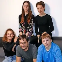  Ekipo Blue Ice so sestavljali (z leve)  Ula Valentič, Eva Pincin, 
Alenka Skvarč, Matija Gašpar in Luka Andolšek.