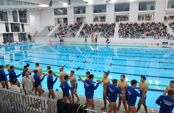 Olimpijski bazen je občina odprla 16.  novembra, dva dneva pred 
prvim krogom lokalnih  volitev. Odtlej so v njem odigrali le nekaj 
vaterpolo tekem, za plavalce in rekreativce ostaja zaprt.  