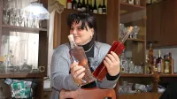 Valentina Videnović je s svojim znanjem s področja živilske 
tehnologije razvila žganje s šentjanževko. Za zdaj ga trži le na 
domači tržnici.   